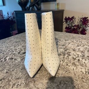 Brand New, no tag, Nine West White Boots, Sz-W-8 1/2